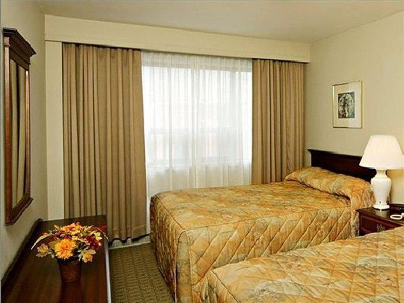 Ottawa Embassy Hotel & Suites Exteriör bild